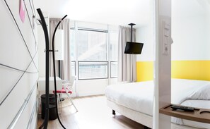 Roupas de cama premium, cofres nos quartos, escrivaninha