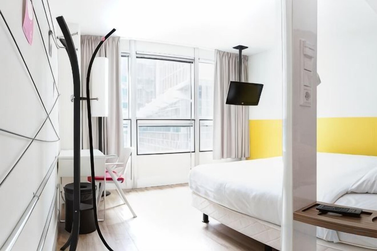 Premium bedding, in-room safe, desk, blackout drapes