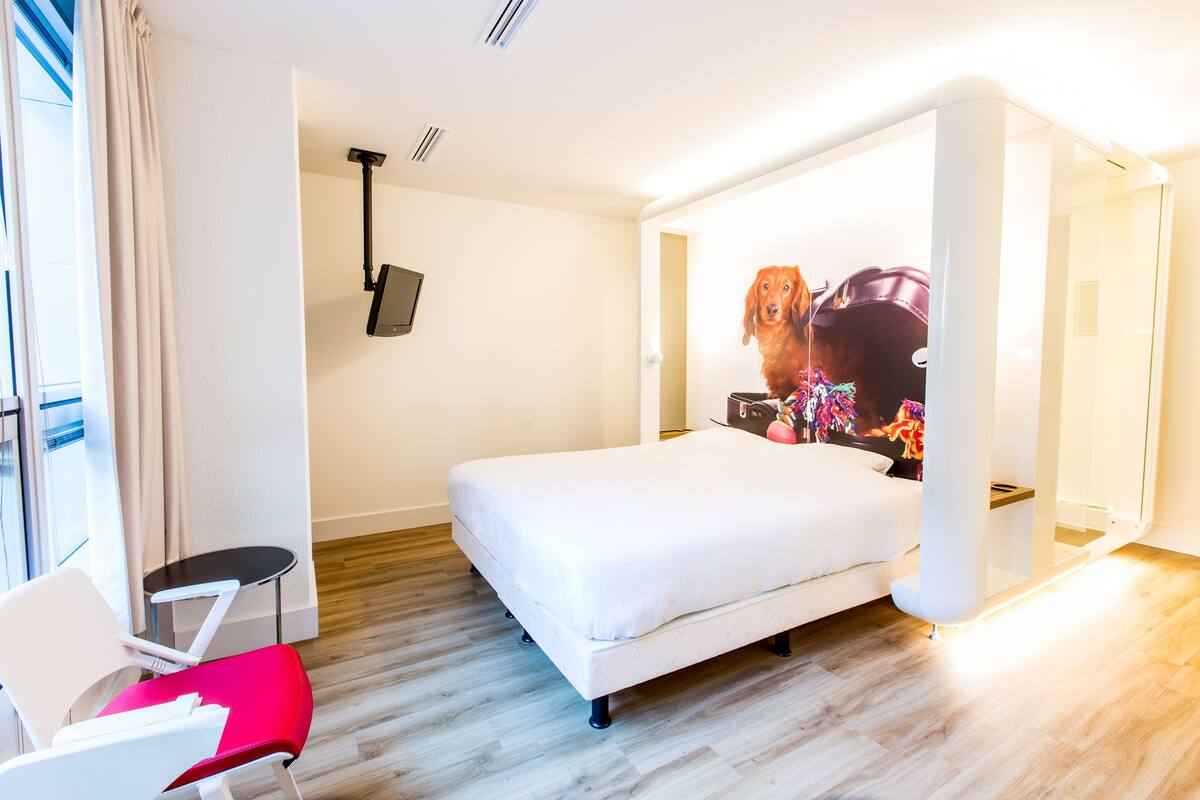 أغطية فراش متميزة و خزنة داخل الغرفة ومكتب وستائر تعتيم