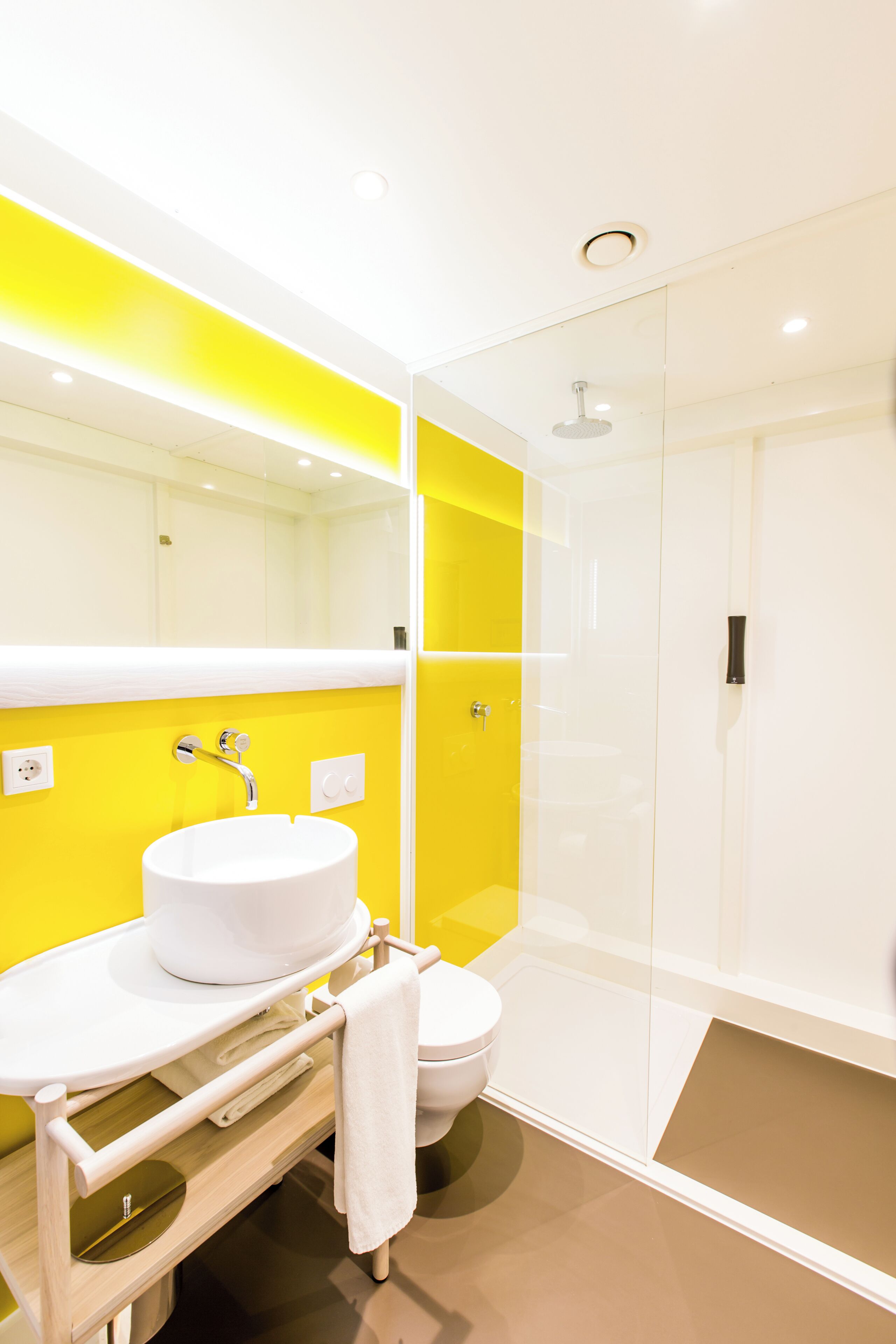 Een douche, een regendouche, gratis toiletartikelen, handdoeken
