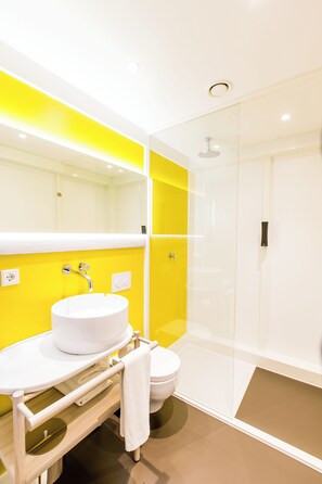 Dusche, Regendusche, kostenlose Toilettenartikel, Handtücher