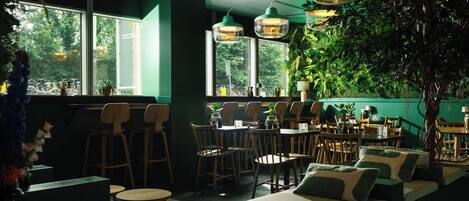 Desayuno buffet diario (EUR 17.5 por persona)