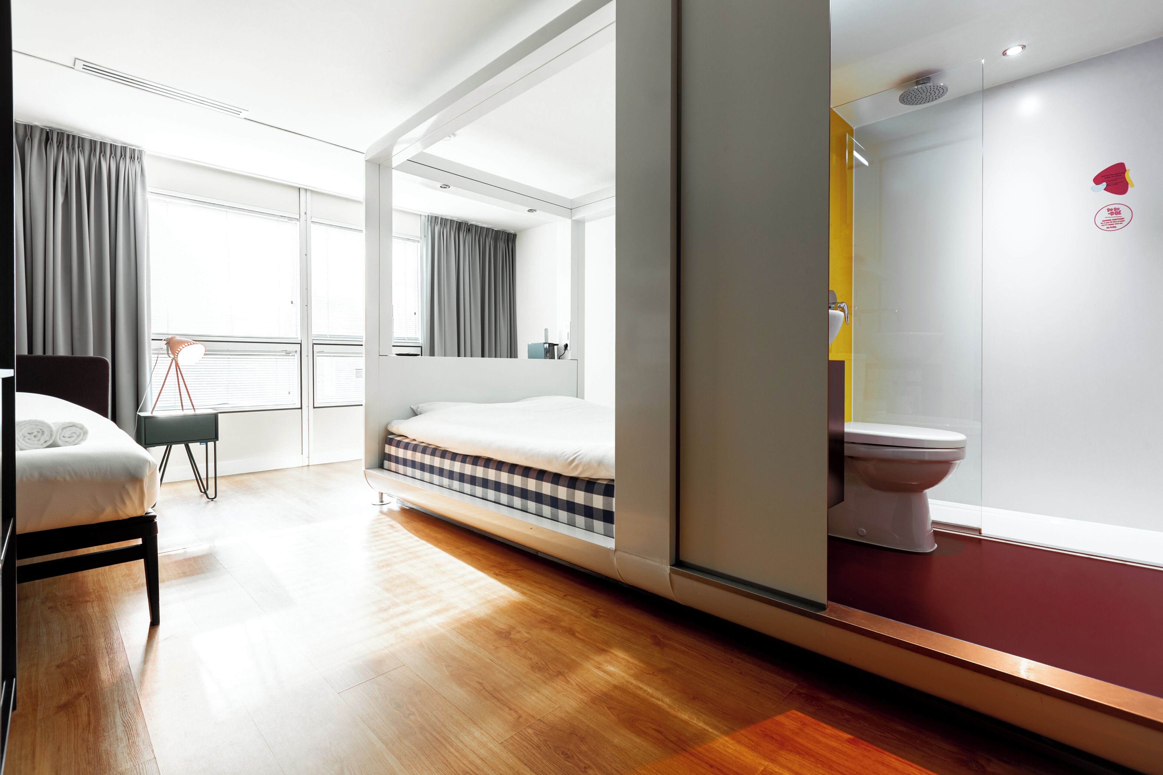 Familie driepersoonskamer | Luxe beddengoed, een kluis op de kamer, een bureau