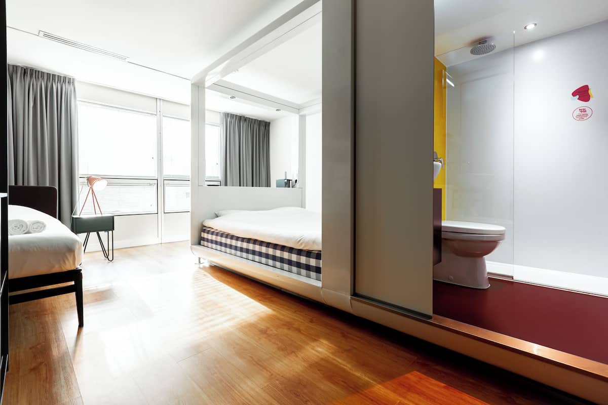 Premium bedding, in-room safe, desk, blackout drapes