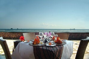 Frokost og lunsj serveres, asiatiske retter, utsikt mot bassenget 