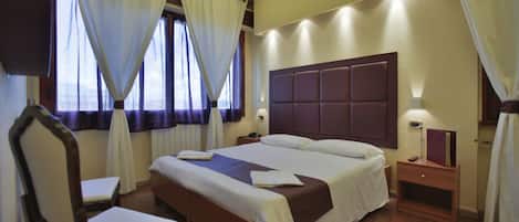 Italiaanse Frette-lakens, hypoallergeen beddengoed, een bureau