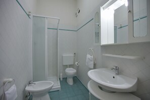 Douche, douche à « effet pluie », sèche-cheveux, bidet