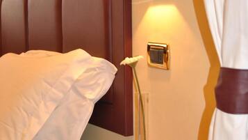 Frette Italian sheets, hypo-allergenic bedding, desk, blackout drapes
