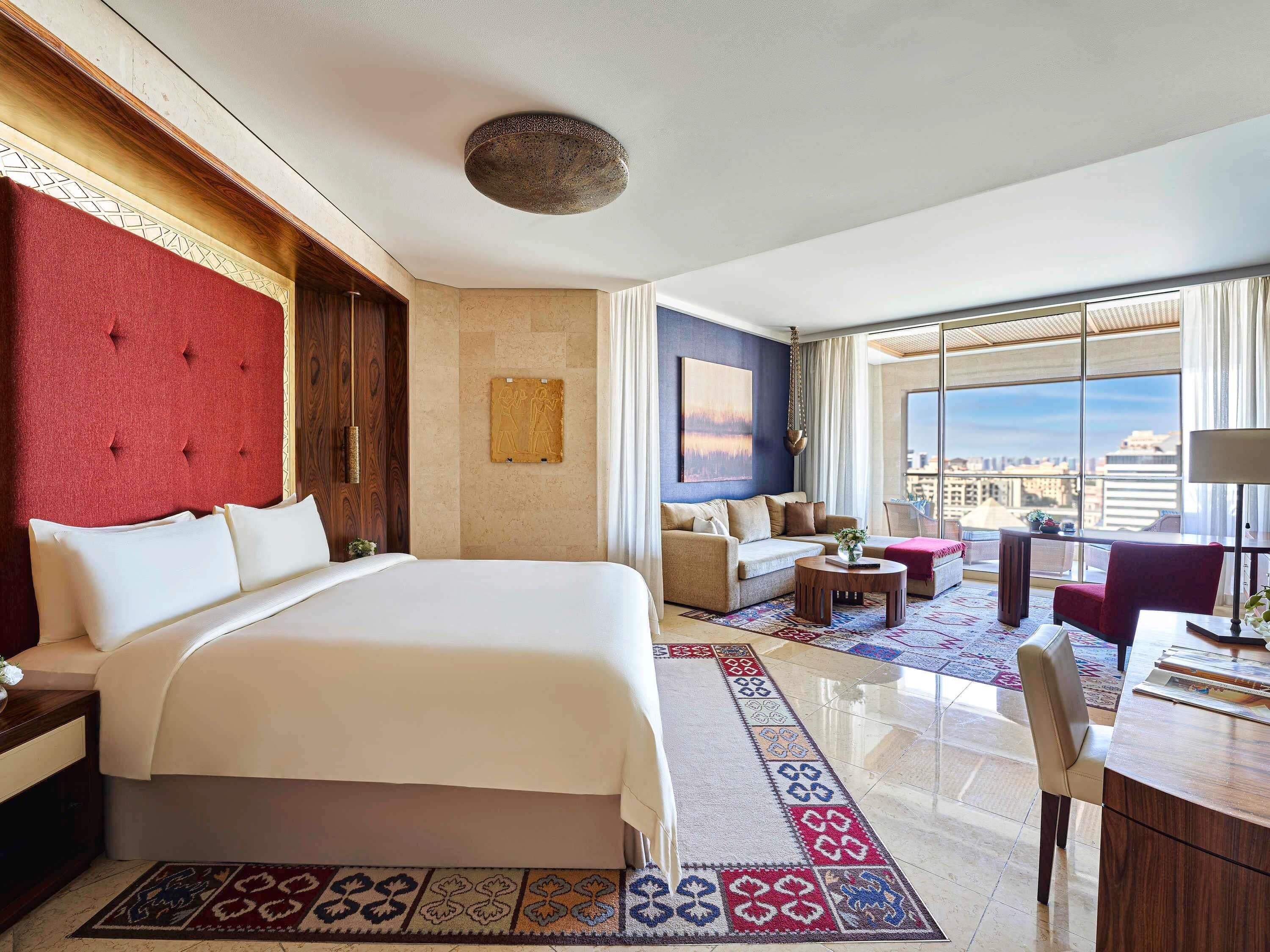 Raffles, Club-huone, 1 suuri parisänky | Ylelliset vuodevaatteet, minibaari, tallelokero huoneessa, työpöytä