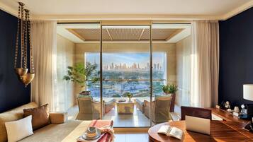 Signature Room, 1 King Bed | Premium bedding, minibar, in-room safe, desk