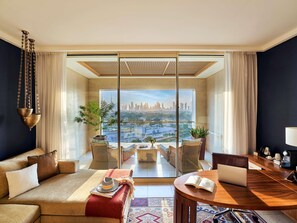 Signature Room, 1 King Bed | Premium bedding, minibar, in-room safe, desk - Raffles Dubai (Dubai)