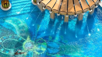 Piscine extérieure, parasols de plage, chaises longues