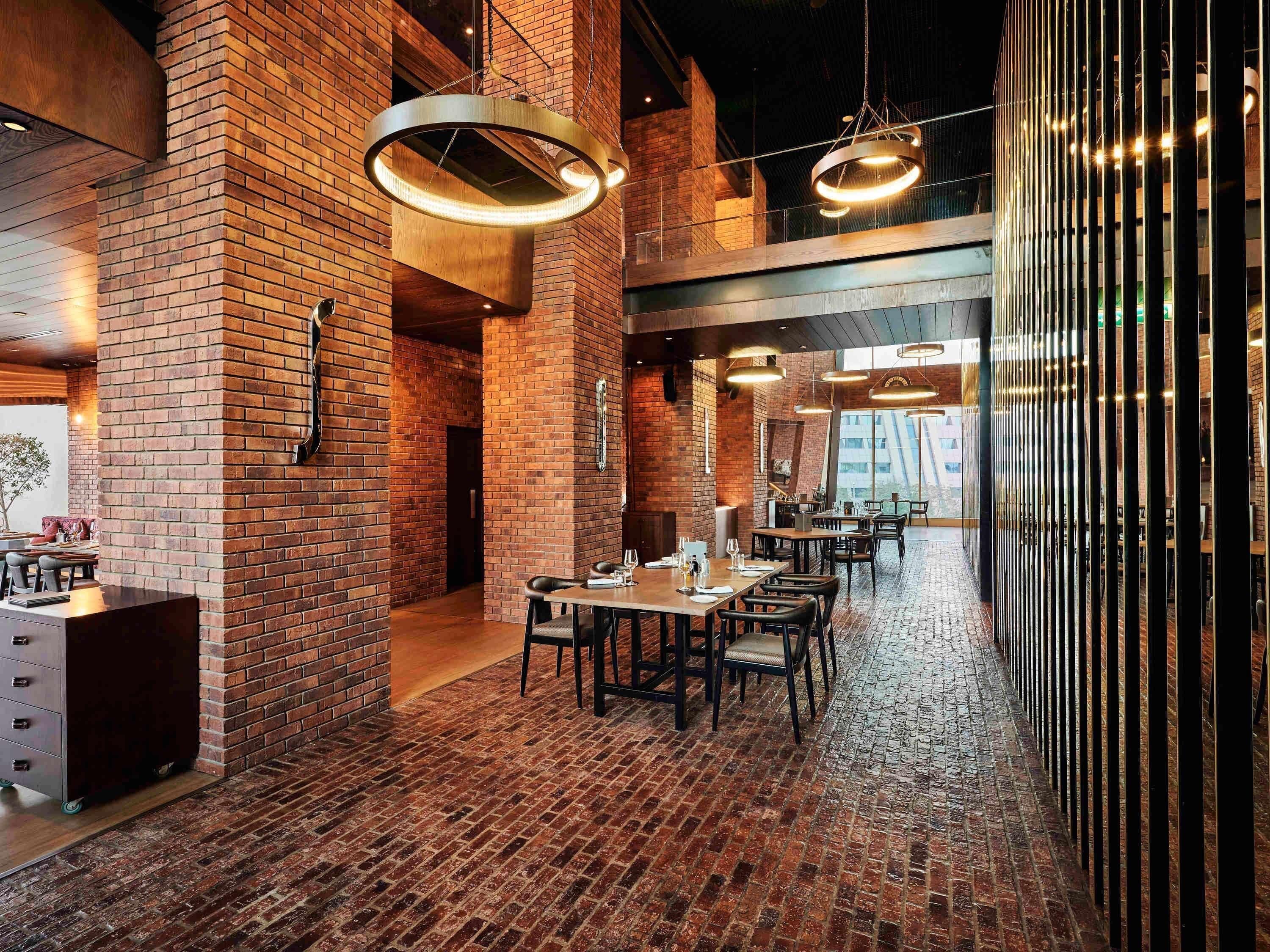 3 restaurants; breakfast served 