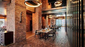 3 restaurants; breakfast served