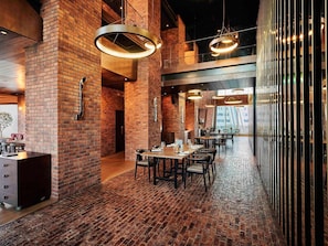 3 restaurants, breakfast served - Raffles Dubai (Dubai)