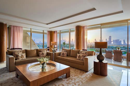 Luxe beddengoed, een minibar, een kluis op de kamer, een bureau