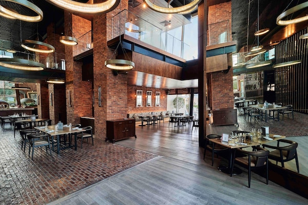 3 restaurants, breakfast served