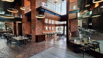 3 restaurants; breakfast served