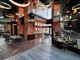 3 restaurants; breakfast served 