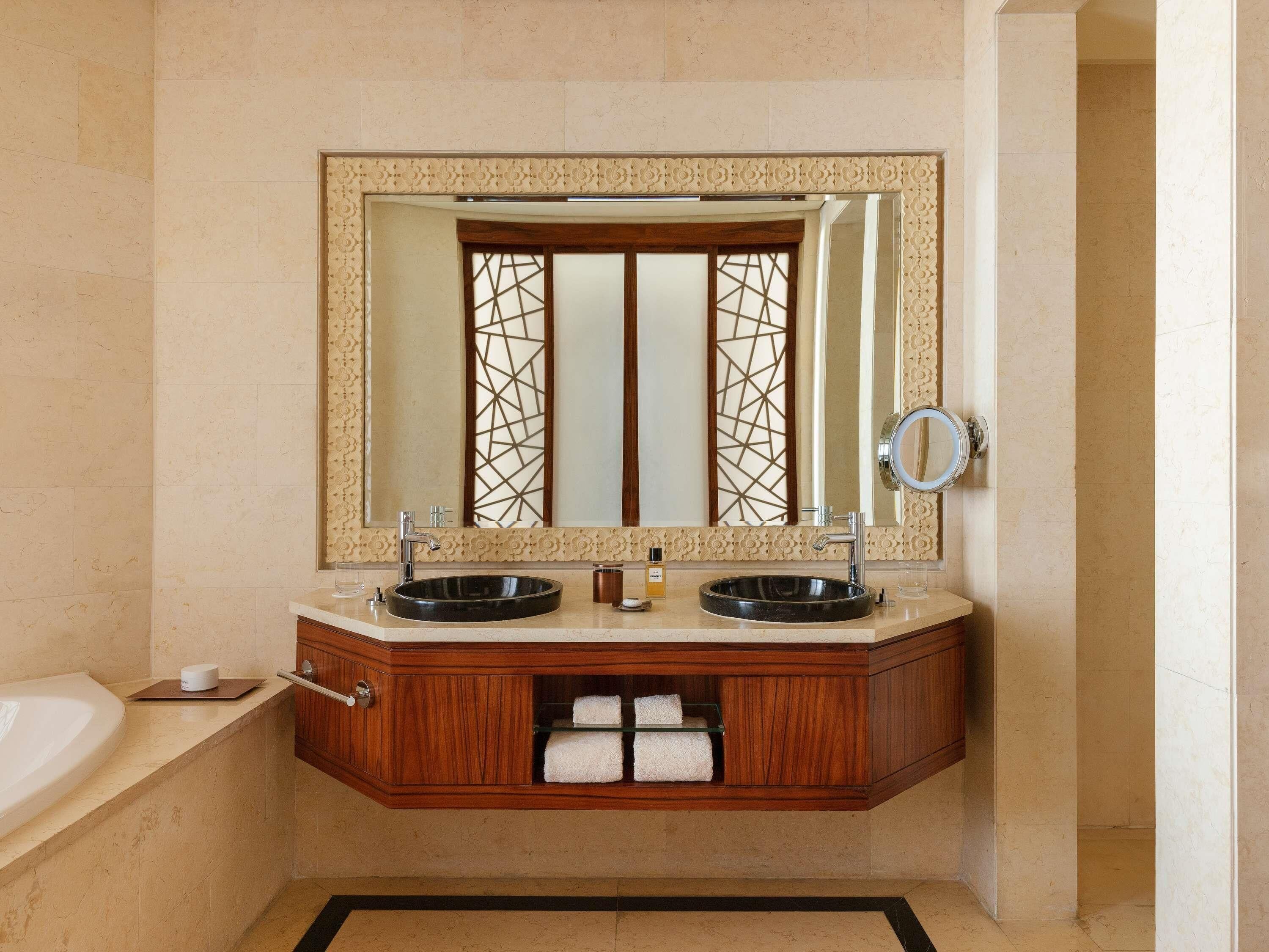 Ylelliset vuodevaatteet, minibaari, tallelokero huoneessa, työpöytä