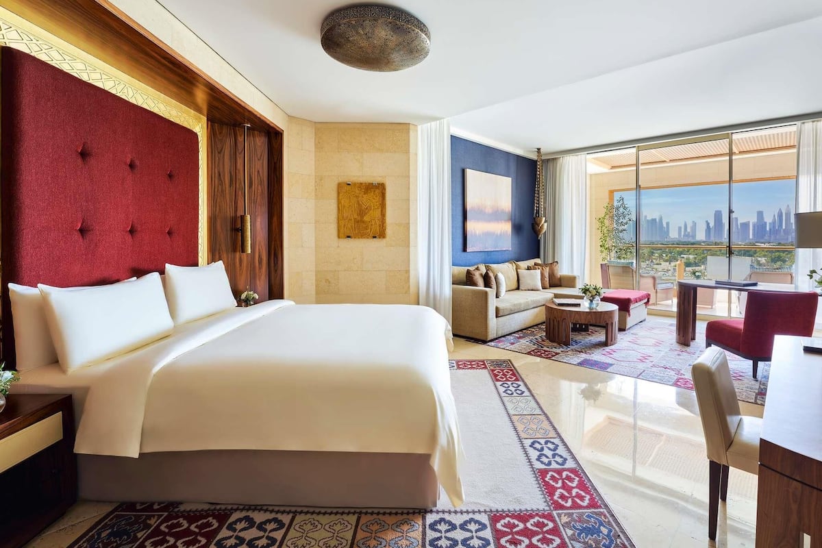 Signature Room, 1 King Bed | Premium bedding, minibar, in-room safe, desk