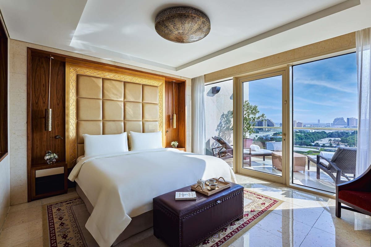 أغطية فراش متميزة وميني بار وخزنة داخل الغرفة ومكتب