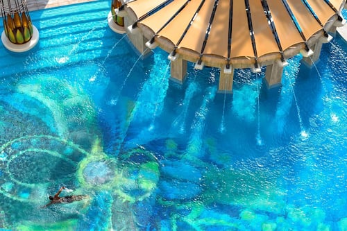 Piscine extérieure, parasols de plage, chaises longues