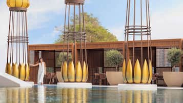 3 restaurants, breakfast served