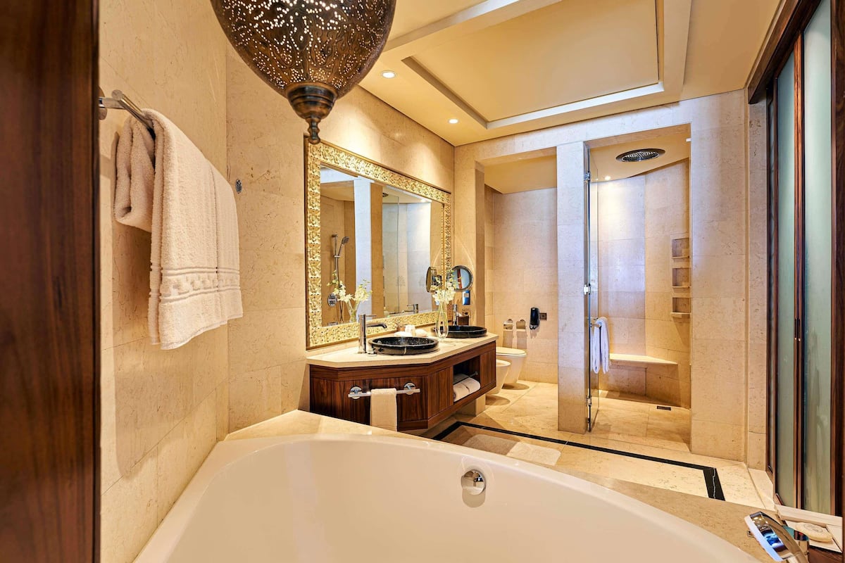 Suite, 1 Doppelbett (Landmark) | 1 Schlafzimmer, hochwertige Bettwaren, Minibar, Zimmersafe