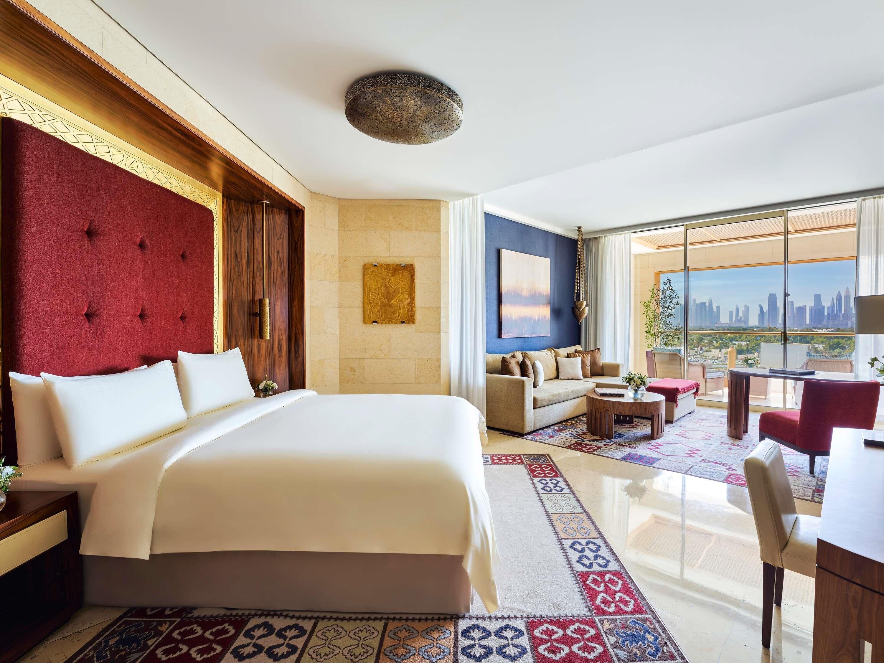 Signature Room, 1 King Bed | Premium bedding, minibar, in-room safe, desk