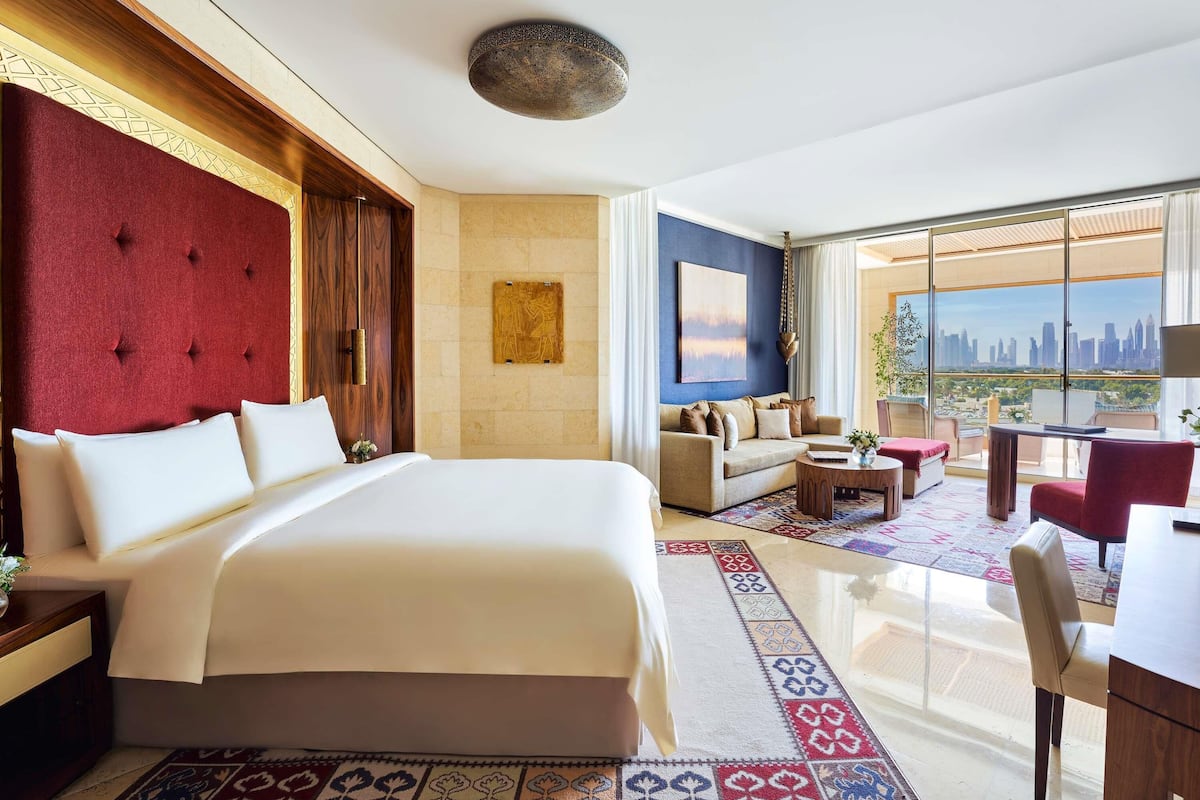 Signature Room, 1 King Bed | Premium bedding, minibar, in-room safe, desk