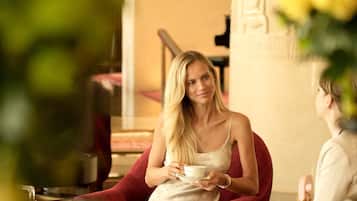 3 restaurants, breakfast served