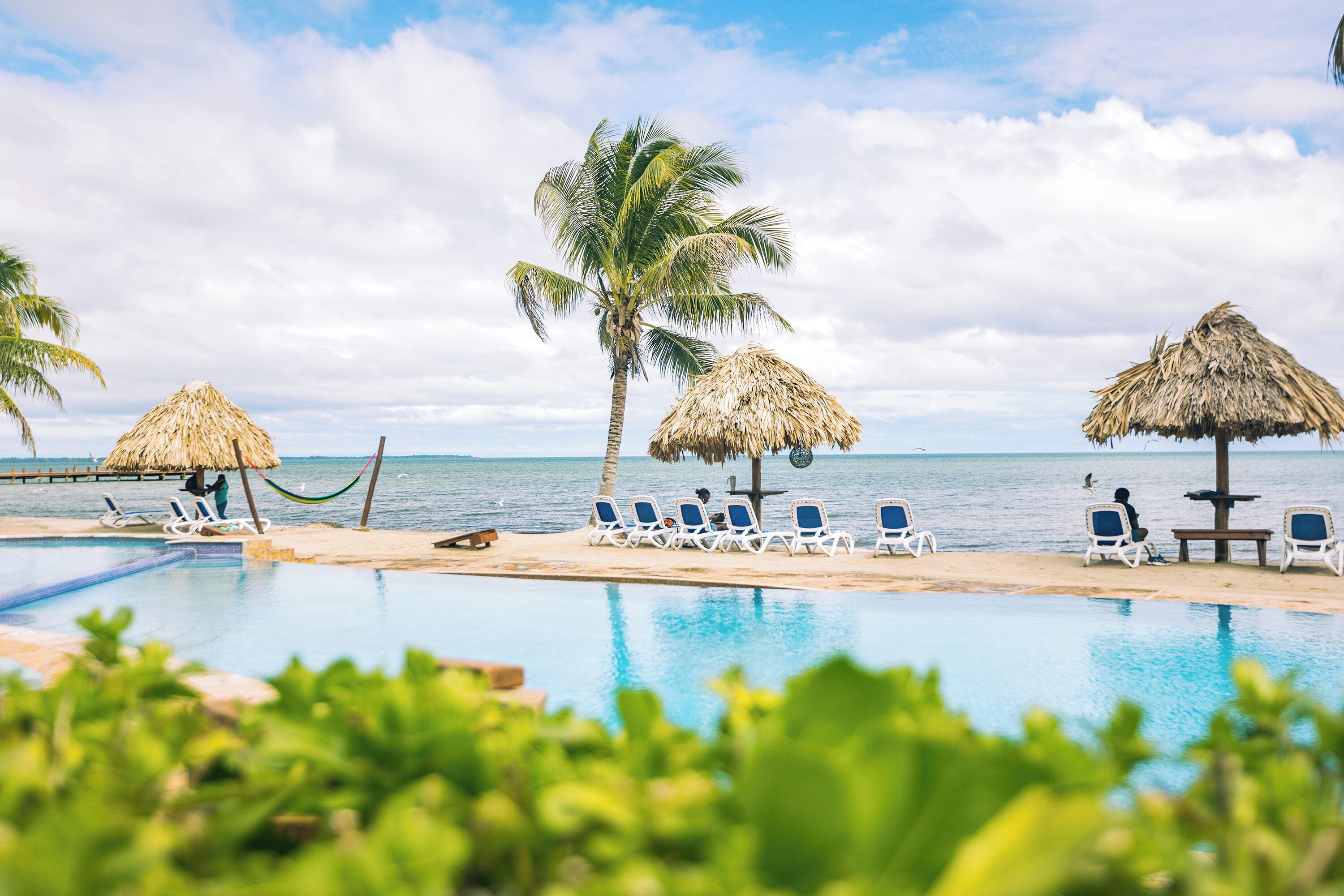 2 室外游泳池，日光浴躺椅