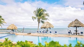 2 室外游泳池,日光浴躺椅