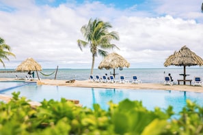 2 albercas al aire libre y camastros