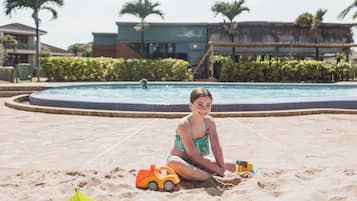 Plage, chaises longues, parasols, serviettes de plage