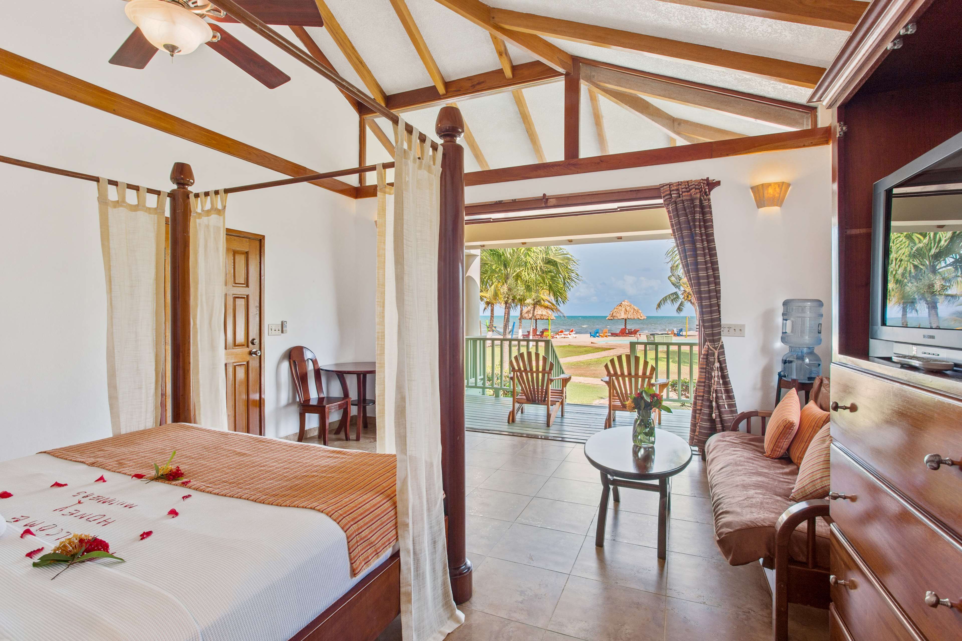 高档床上用品、客房内保险箱、特色装修、特色家居