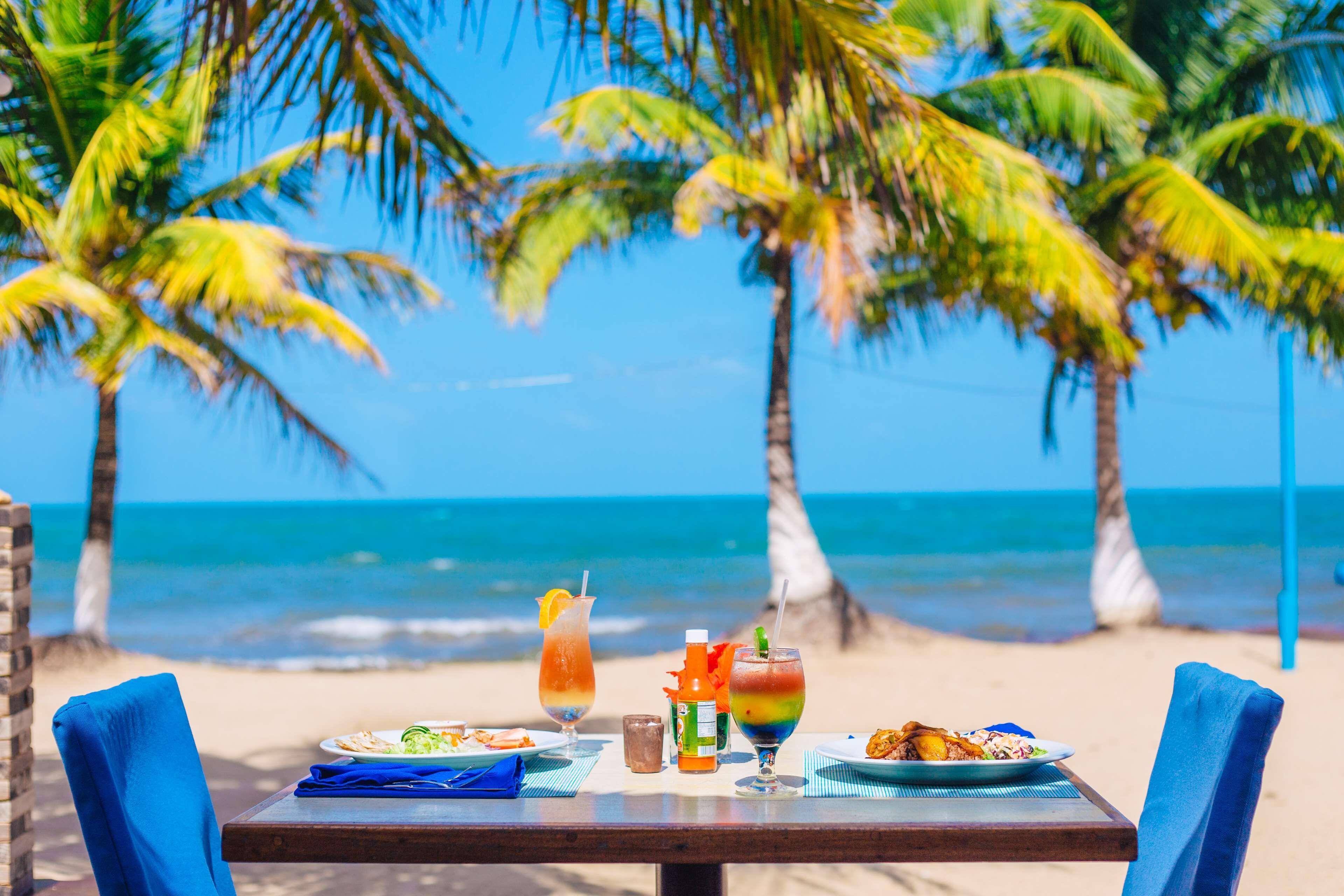 Con vista a la playa, con servicio de comidas y happy hour 