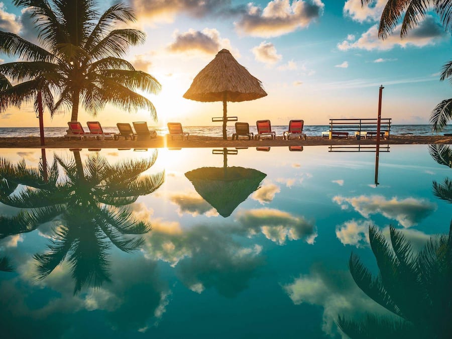 2 utomhuspooler och solstolar