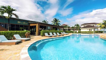 2 hồ bơi ngoài trời, ghế dài tắm nắng