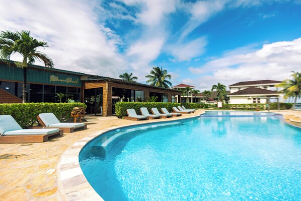 2 outdoor pools, pool loungers