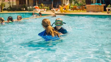 2 outdoor pools, pool loungers
