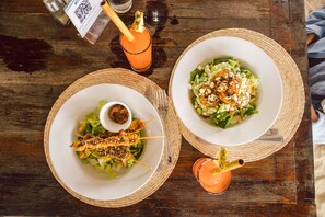 2 restaurantes, se sirven desayunos, comidas y cocina internacional