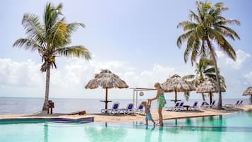 2 piscines extérieures, chaises longues