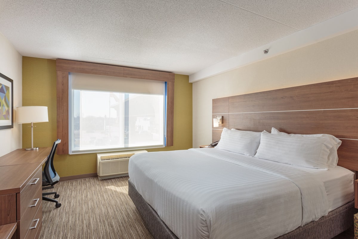 1 bedroom, desk, laptop workspace, blackout drapes