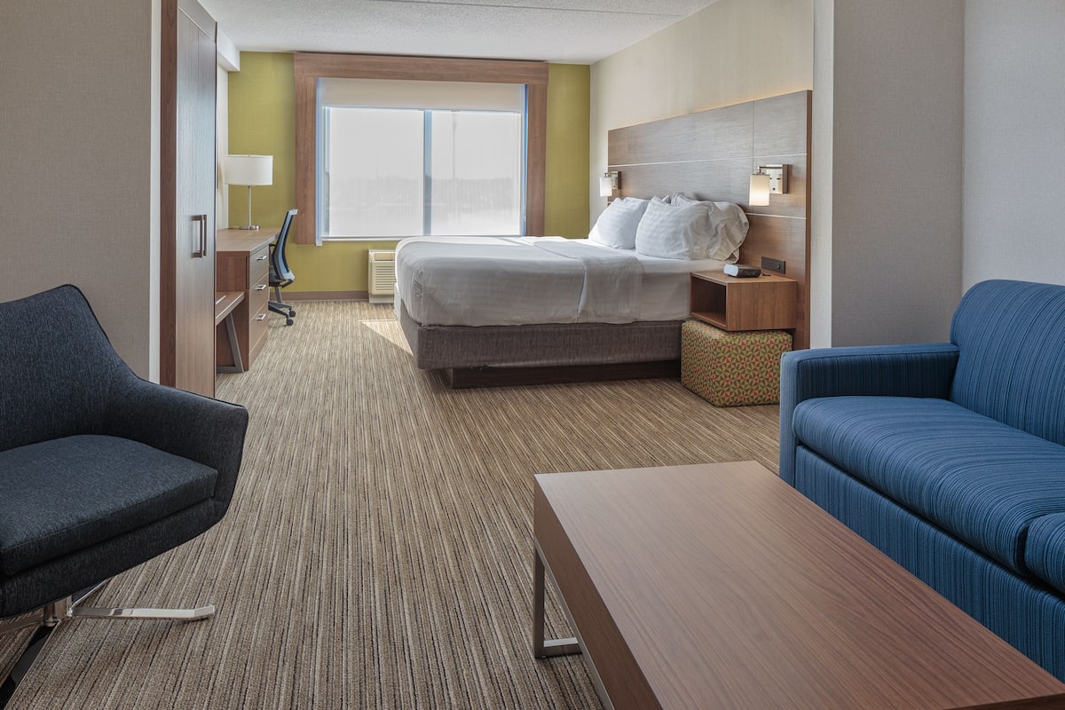 Suite, 1 King Bed with Sofa bed | Desk, laptop workspace, blackout drapes, iron/ironing board