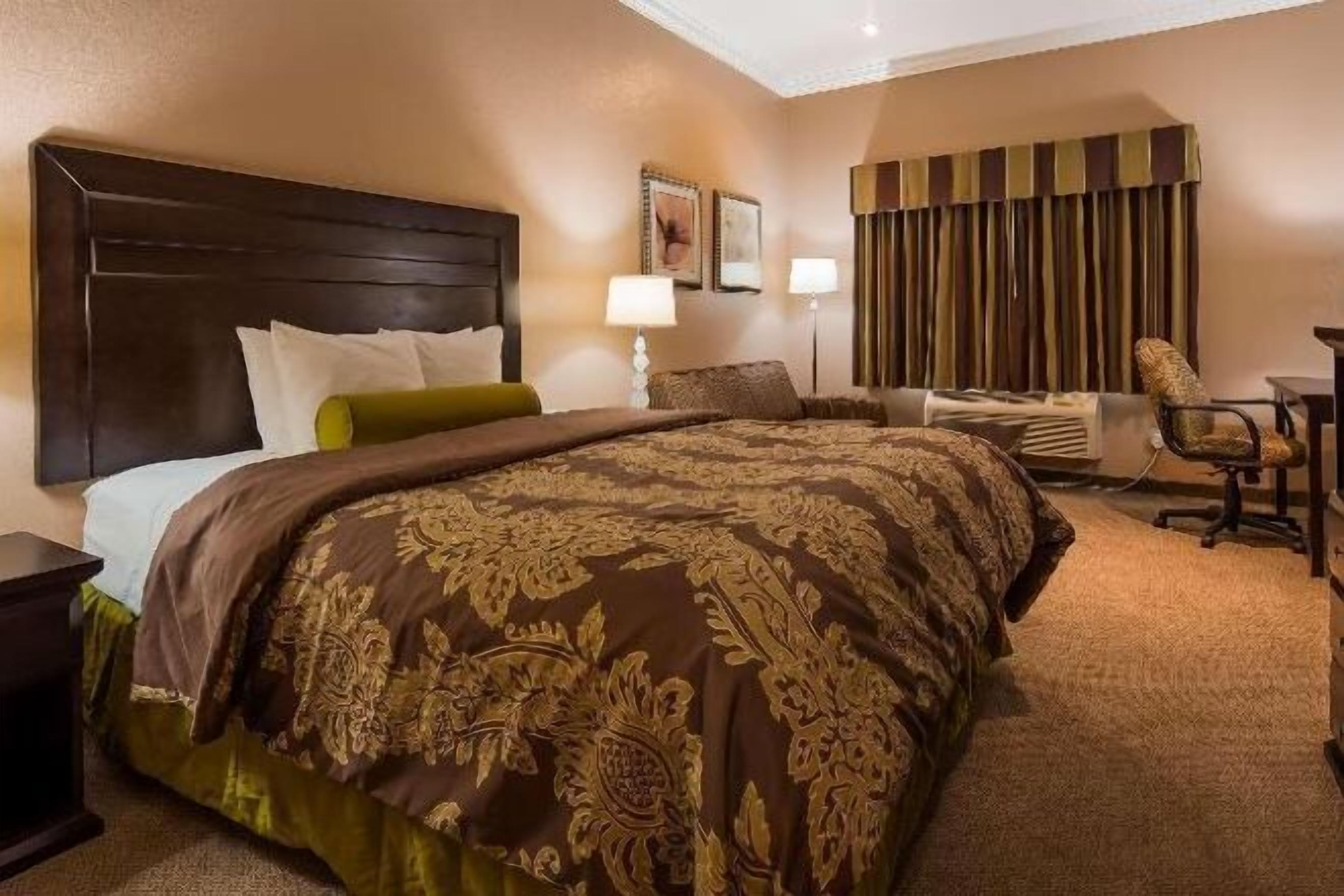 In-room safe, desk, iron/ironing board, free WiFi