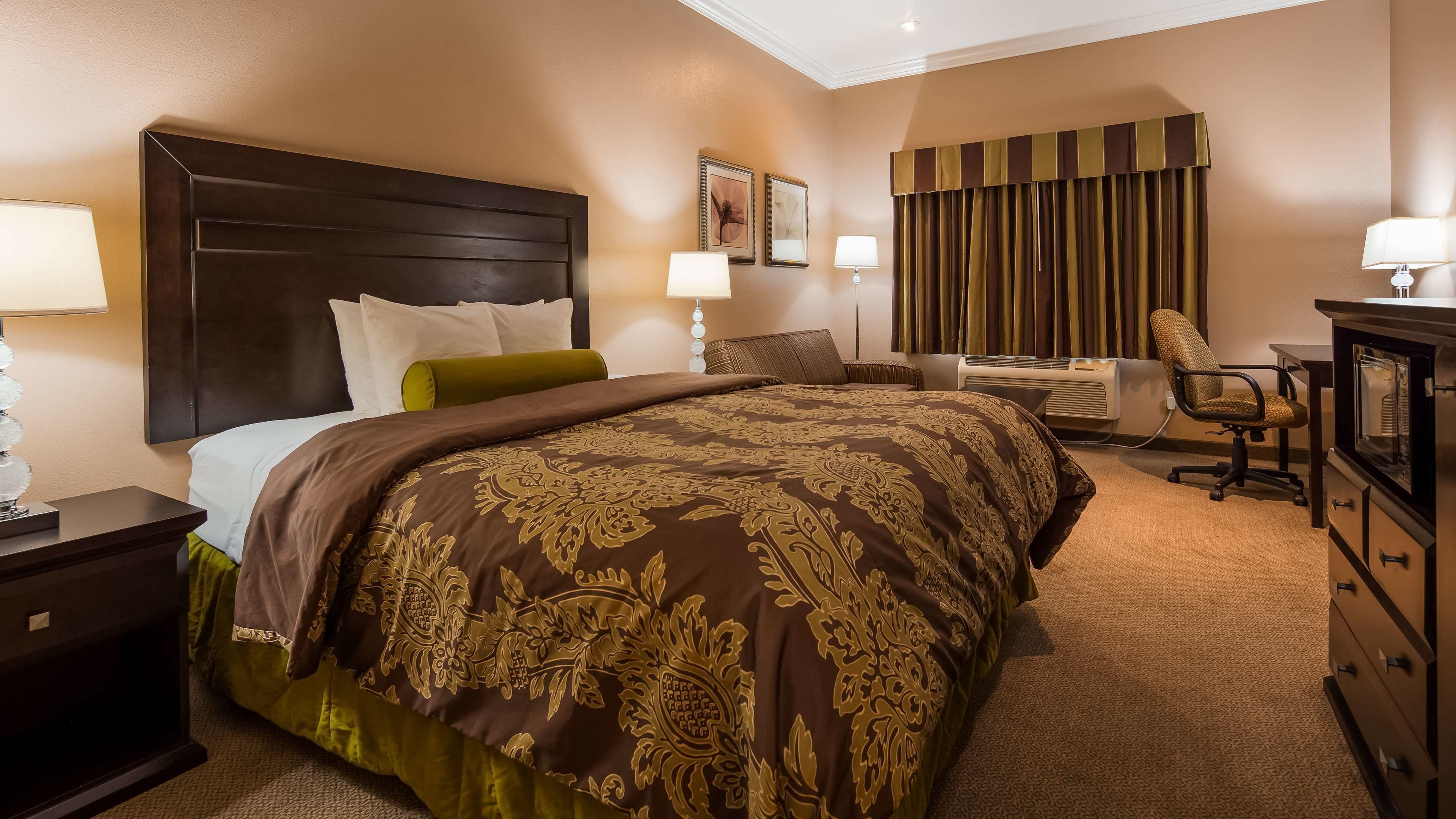 in-room safe, desk, iron/ironing board, free wifi