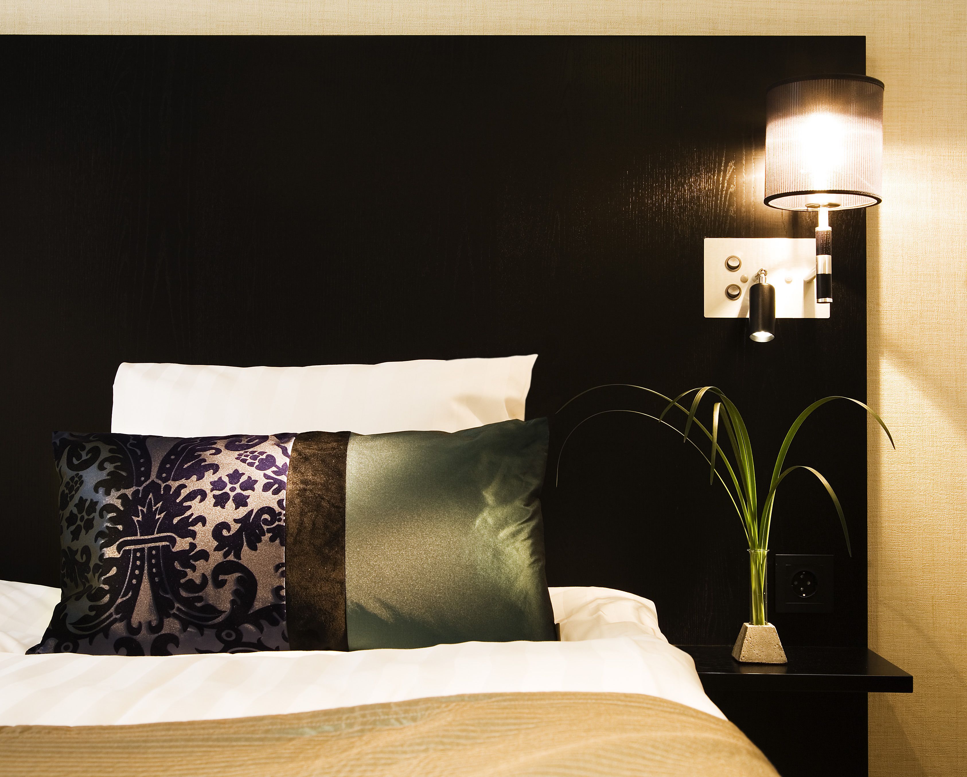 standard room, 2 single beds, non smoking | in-room safe, blackout curtains, iron/ironing board