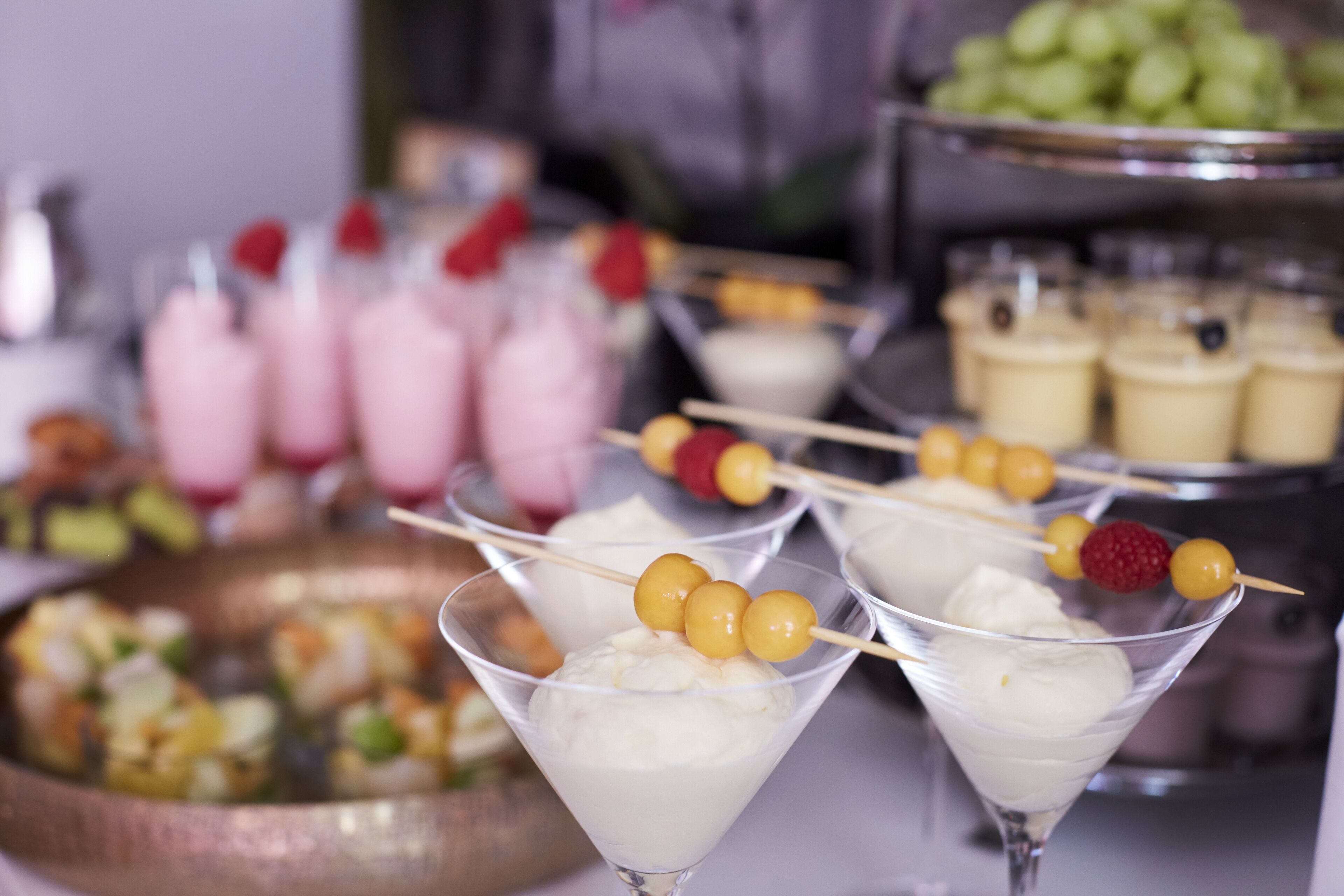 Ein Desserttisch mit verschiedenen Süßigkeiten und einer Obstschale.